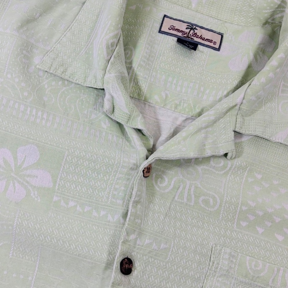 🚨 Final Sale🚨 Tommy Bahama Light Green Hawaiian Short Sleeve Button Down Large